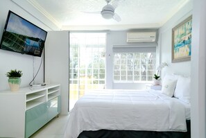 1 bedroom, desk, iron/ironing board, free WiFi - Choose To Be Happy @ Seymour # 9 [Studio] (Kingston)