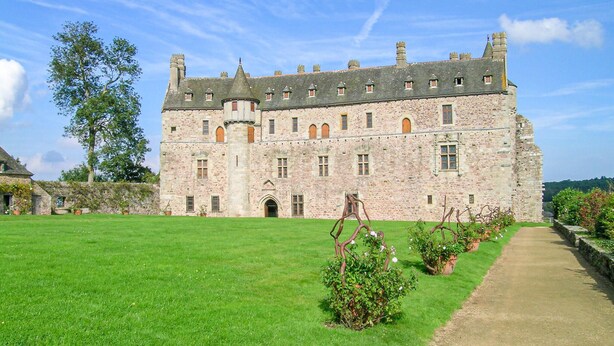 A large stone building with multiple windows and a central tower. - 3 bedroom stunning home in Langoat (Langoat)