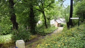 A rural path leading to a house with a sign reading "Min Traou Jaudy". - 3 bedroom stunning home in Langoat (Langoat)