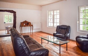 TV - 3 bedroom stunning home in Langoat (Langoat)