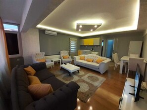 Connected 3 Bedroom Apartment | Wohnzimmer