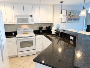 Køleskab, mikrobølgeovn, kogeplade, opvaskemaskine