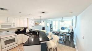 Kjøleskap, mikrobølgeovn, kokeplater og oppvaskmaskin