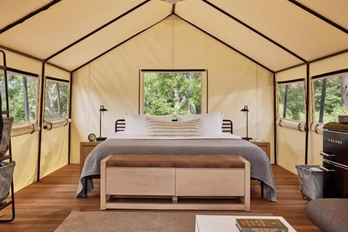 Premium bedding, in-room safe, individually decorated