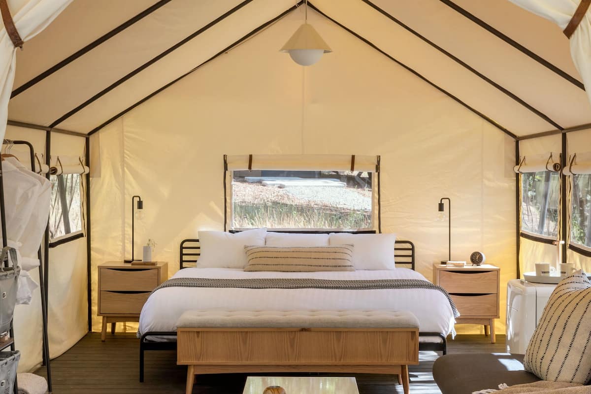 Habitación (Adventure Tent) | Ropa de cama de alta calidad y caja de seguridad en la habitación 
