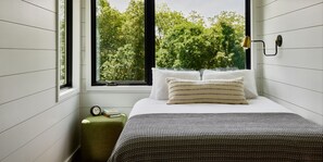 Ropa de cama de alta calidad y caja de seguridad en la habitación