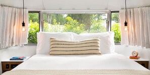 Bộ đồ giường cao cấp, két bảo mật tại phòng, trang trí khác biệt 