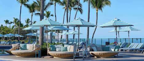 2 kolam renang outdoor, dengan cabana (dengan biaya tambahan)