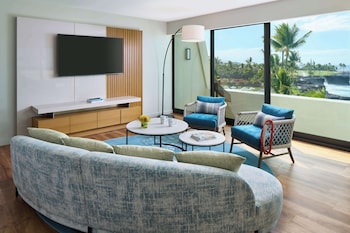 Royal Suite (Huakai, Newly Renovated) | Premium bedding, in-room safe, desk, laptop workspace at OUTRIGGER Kona Resort & Spa