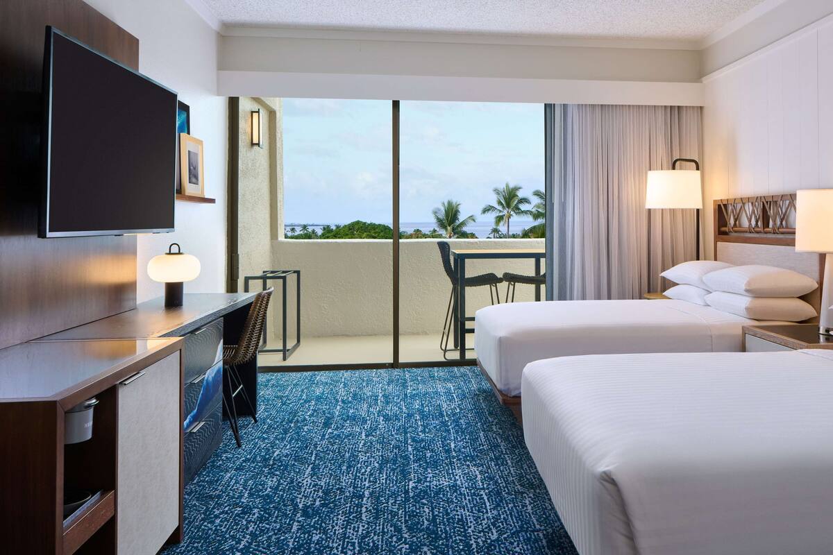 Phòng Suite Club, sát bãi biển (2 Double Beds) | Bộ đồ giường cao cấp, két bảo mật tại phòng, bàn 