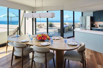 Royal Suite (Huakai, Newly Renovated) | Premium bedding, in-room safe, desk, laptop workspace at OUTRIGGER Kona Resort & Spa