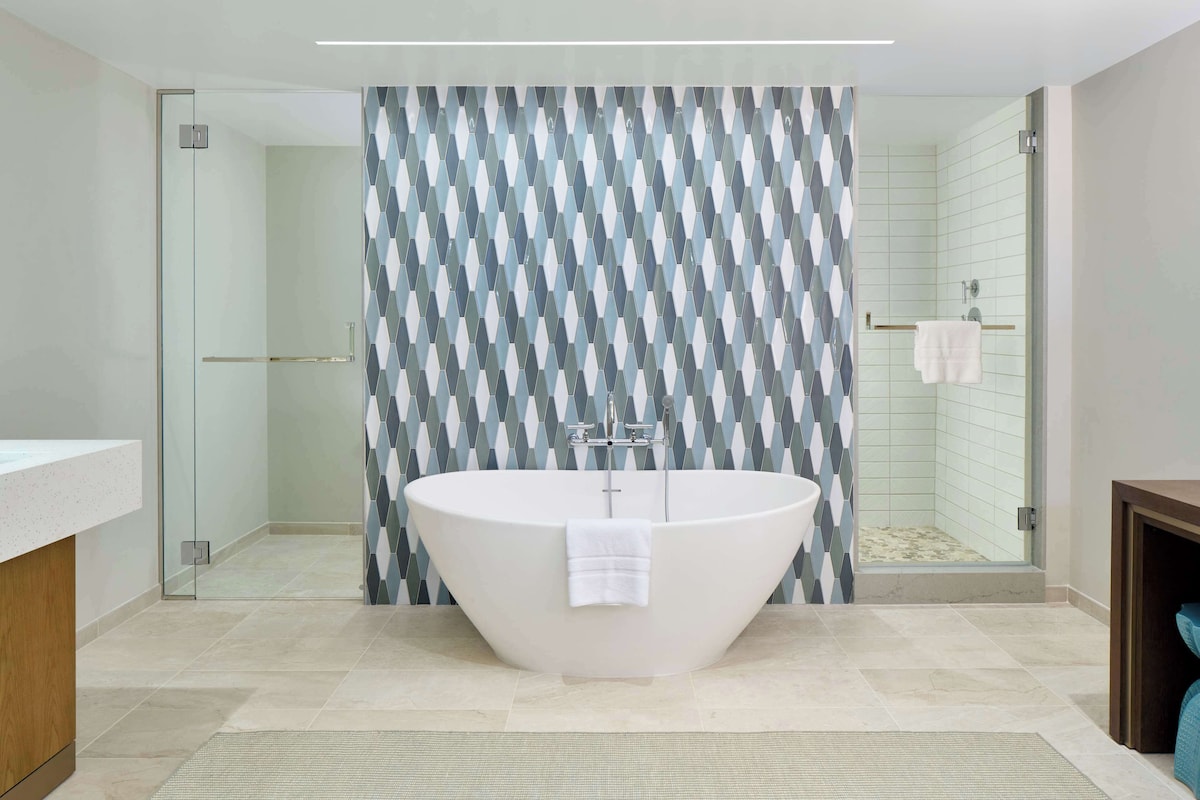Royal Suite (Huakai, Newly Renovated) | 1 bedroom, premium bedding, in-room safe, desk
