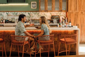 2 restaurants; breakfast, lunch, and dinner served - OUTRIGGER Kona Resort & Spa (Kailua-Kona)