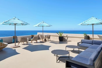 Royal Suite (Huakai, Newly Renovated) | Premium bedding, in-room safe, desk, laptop workspace at OUTRIGGER Kona Resort & Spa