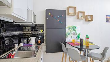 Een koelkast, een microgolfoven, een kookplaat