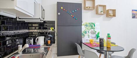 Réfrigérateur, micro-ondes, plaque de cuisson, cafetière/bouilloire