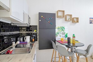 Kühlschrank, Mikrowelle, Herdplatte, Wasserkocher mit Kaffee-/Teezubehör
