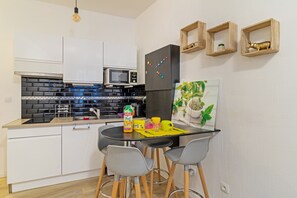 Kühlschrank, Mikrowelle, Herdplatte, Wasserkocher mit Kaffee-/Teezubehör