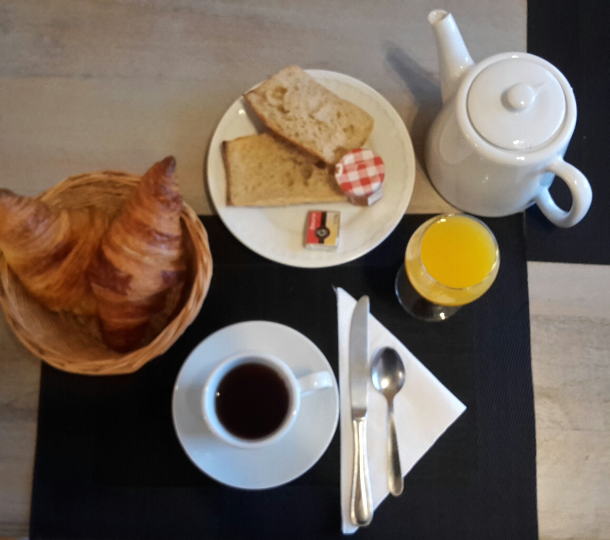 daily continental breakfast (eur 10 per person)