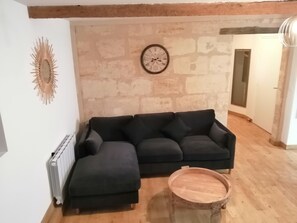 Departamento Confort | Área de sala de estar | Televisión de pantalla plana de 80 pulgadas con canales por cable