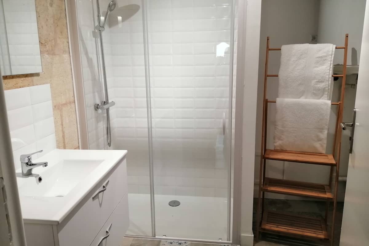 comfort apartment | bathroom | shower, hydromassage showerhead, free toiletries, hair dryer