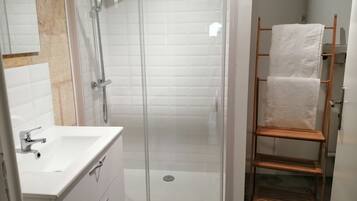 Ducha, cabezal de ducha con hidromasaje, artículos de tocador gratuitos