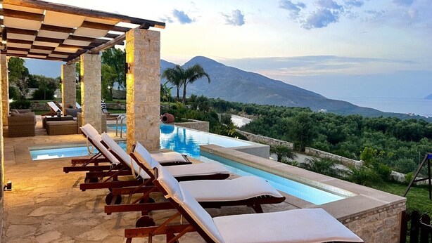 A poolside area with lounge chairs, a pergola, and a view of the sea and mountains. - Heated pool + hydro-massage ★ Sea view ★ Near Falasarna (Phalasarna)