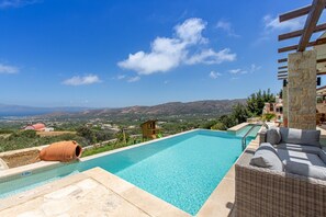 Una piscina al aire libre, una piscina climatizada