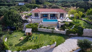 A large villa with a swimming pool, outdoor seating, and a well-maintained garden. - Heated pool + hydro-massage ★ Sea view ★ Near Falasarna (Phalasarna)