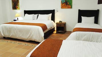 Family Quadruple Room | Peti besi dalam bilik, meja, ruang kerja komputer riba