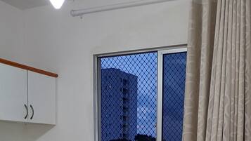 3 quartos, escrivaninha, ferros/tábuas de passar roupa