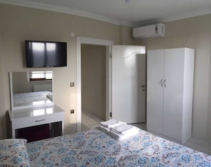 2 habitaciones, escritorio y espacio para trabajar con laptop 