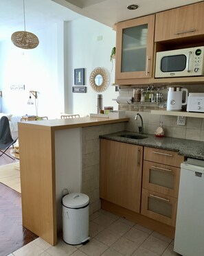 Fridge, microwave, stovetop, electric kettle - Cozy studio in the heart of Recoleta (CABA)