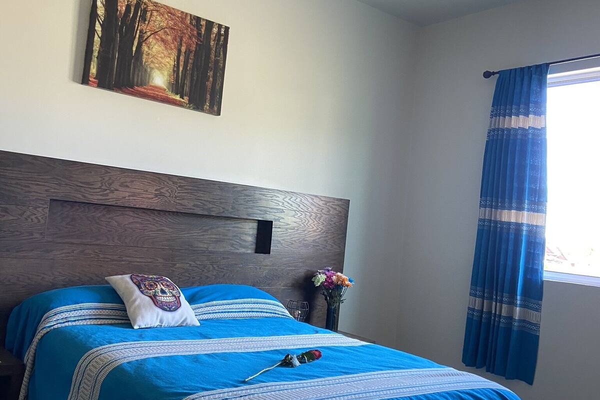 1 habitación, escritorio y espacio para trabajar con laptop 