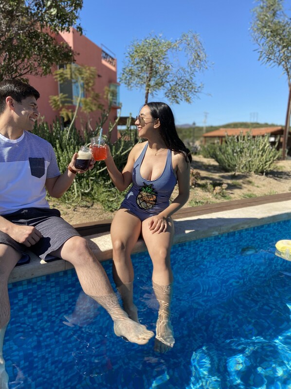 Una piscina al aire libre