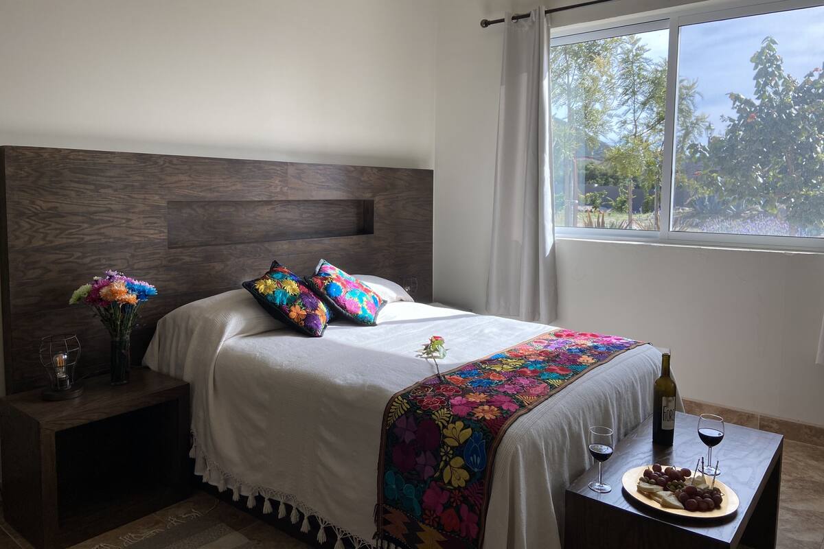 1 habitación, escritorio y espacio para trabajar con laptop 