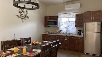 Lò nướng, dụng cụ pha cà phê/trà, máy trộn thực phẩm