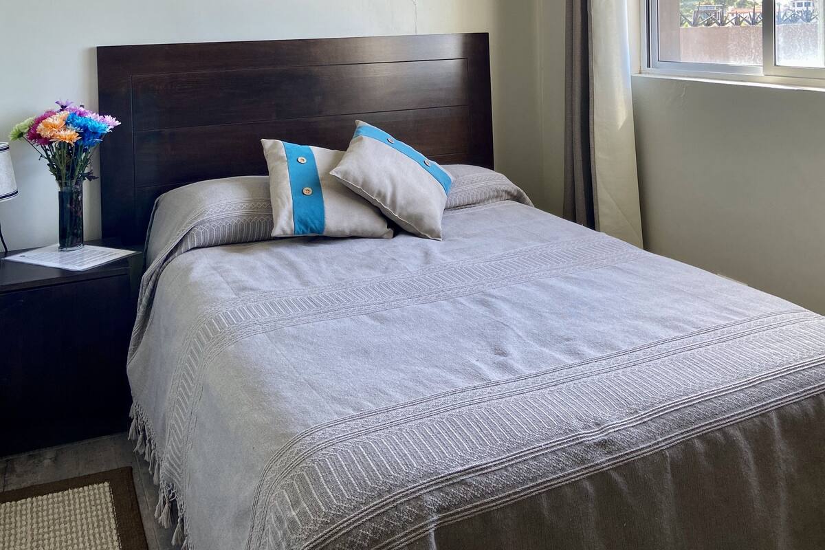 1 habitación, escritorio y espacio para trabajar con laptop 