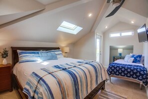 3 bedrooms, desk, iron/ironing board, travel crib - Paradise Isle in Mission Beach with A/C! (San Diego)