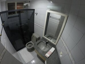 Shower, rainfall showerhead, free toiletries, hair dryer