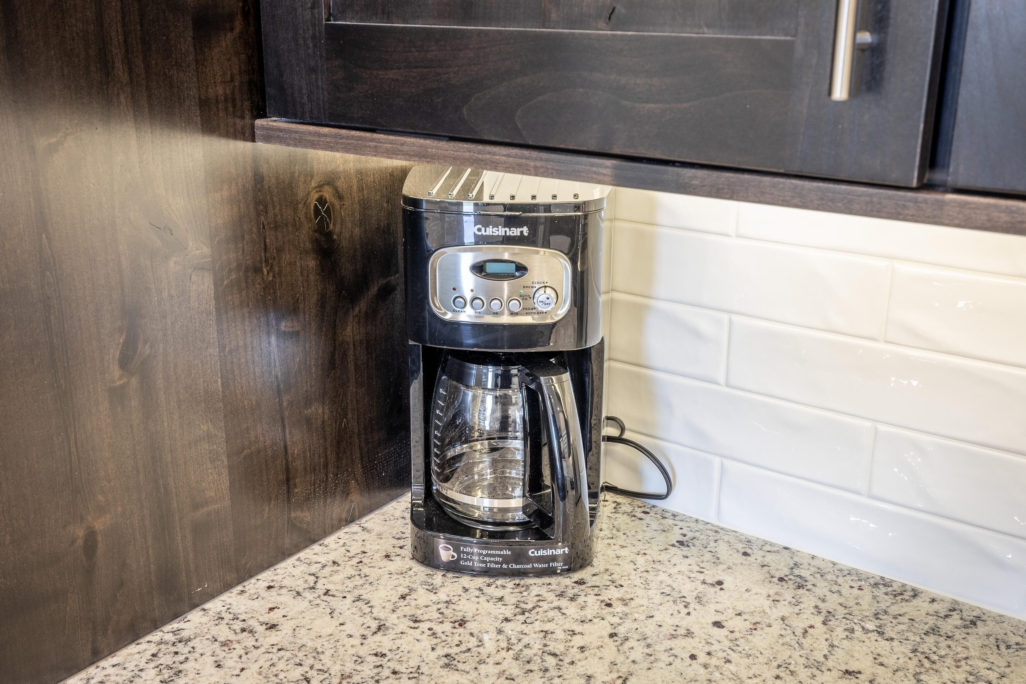 Une machine à café Cuisinart posée sur un plan de travail de cuisine.