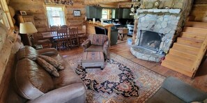 TV, fireplace, DVD player, books - High Mountain Getaway (Nathrop)