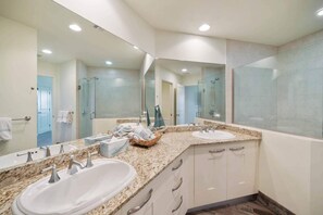 Douche, sèche-cheveux, serviettes fournies