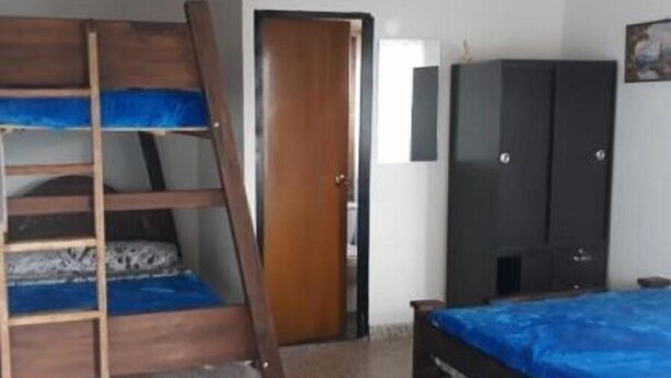 A bedroom with a bunk bed, a wardrobe, and a desk. - Finca Vacacional Guanani (Socorro)