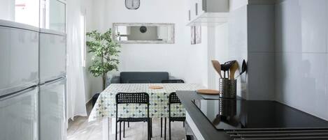 Micro-ondas, cafeteira/chaleira, talheres/pratos/utensílios de cozinha