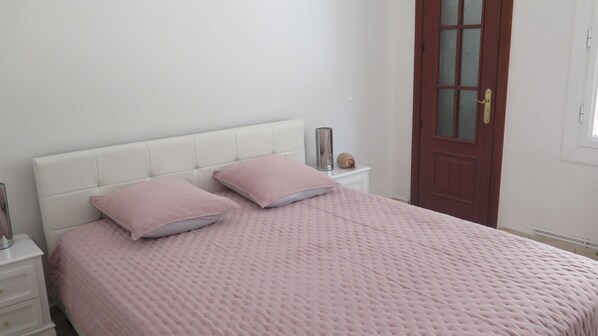 2 chambres, fer et planche à repasser, Wi-Fi gratuit, draps fournis