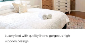A luxury bed with quality linens and high wooden ceilings. - Sandys Pottery Cottage- pet friendly, wineries, (Healesville)