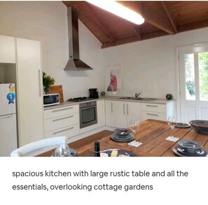 Kylskåp, mikrovågsugn, ugn och kaffe- och tebryggare