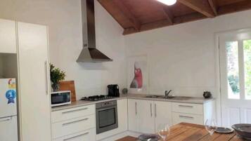 Kjøleskap, mikrobølgeovn, ovn og kaffetrakter/tekoker