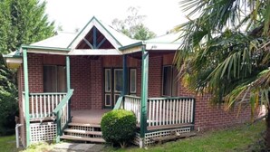 A cottage with a porch, surrounded by gardens, ideal for picnics and privacy. - Sandys Pottery Cottage- pet friendly, wineries, (Healesville)